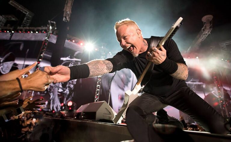Who is Metallica touring with in 2024?